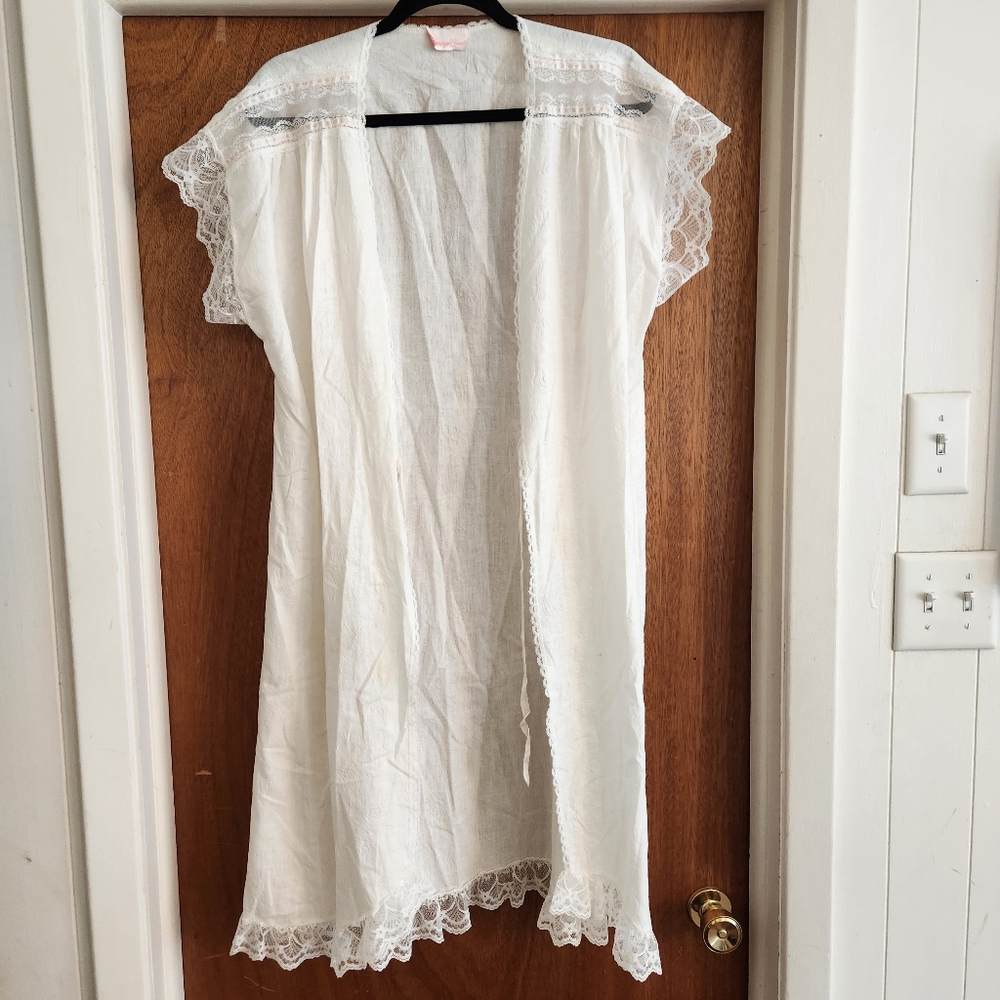 Vintage Sears Carriage Court White w. Pink trim lace Lightweight Robe M Roses